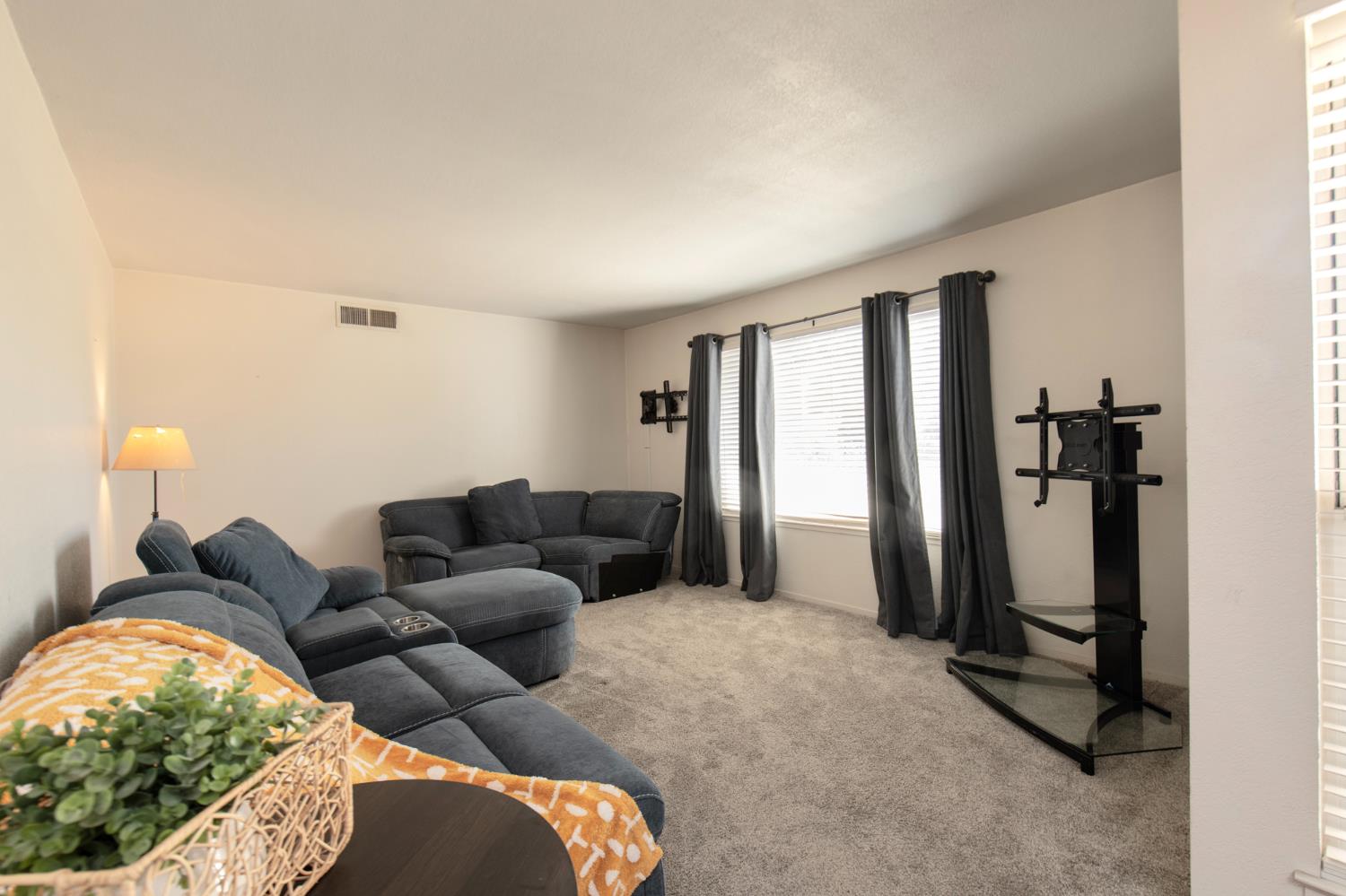 7466 N 4th, Fresno, CA 93704