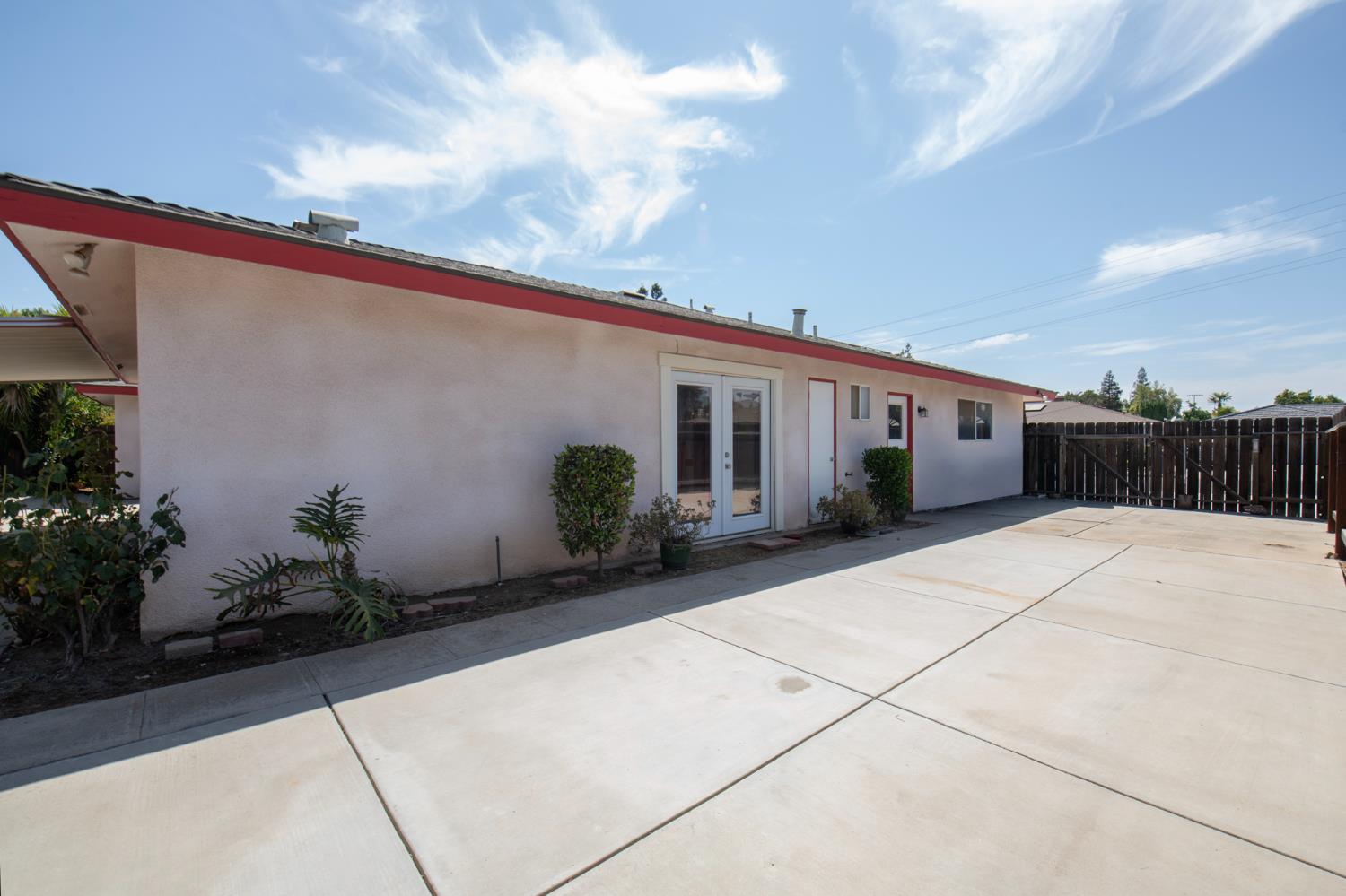 7466 N 4th, Fresno, CA 93704