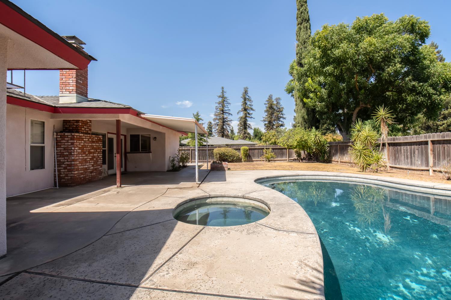 7466 N 4th, Fresno, CA 93704