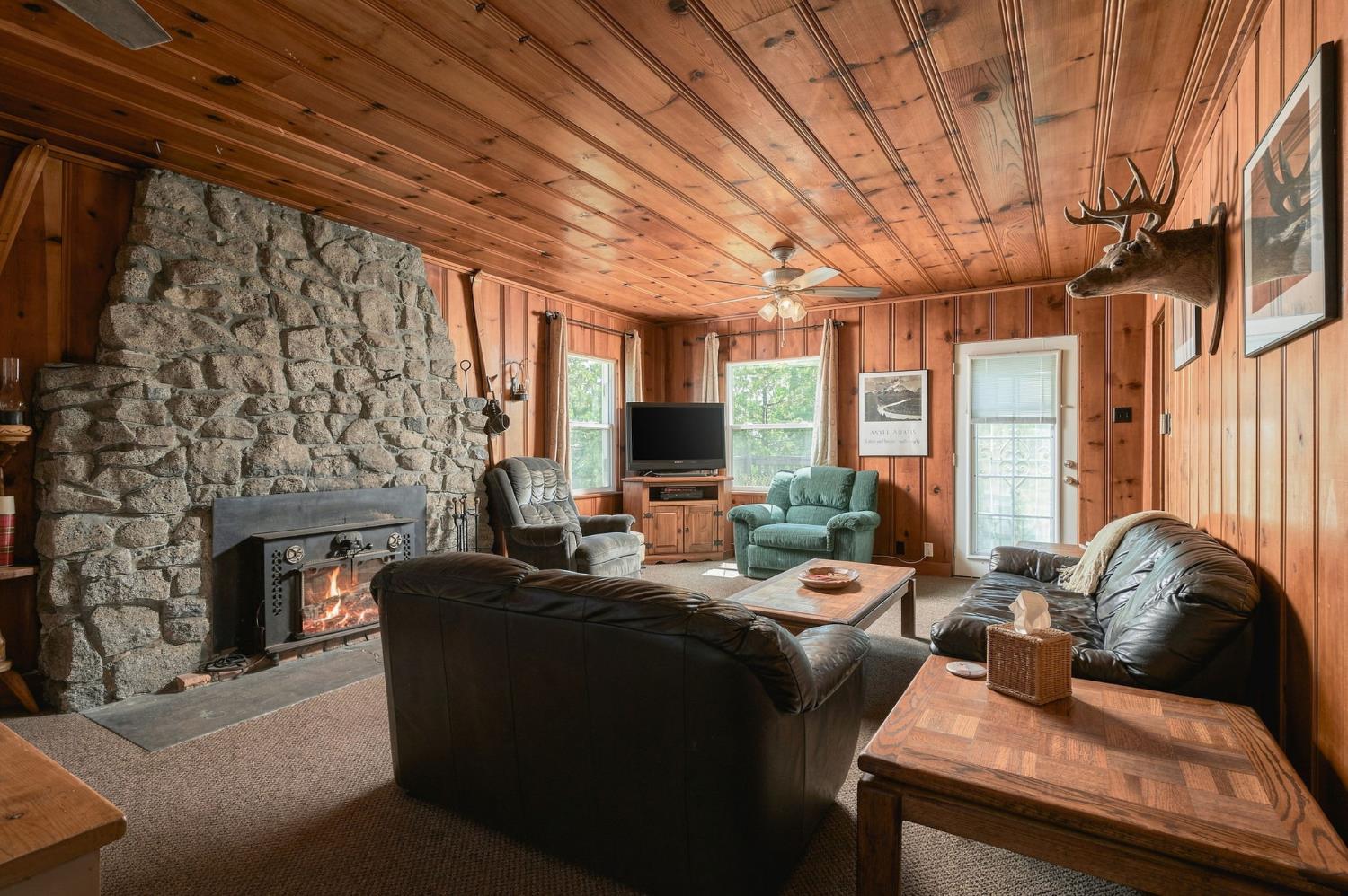 42151 Madrone Ln, Shaver Lake, CA 93664