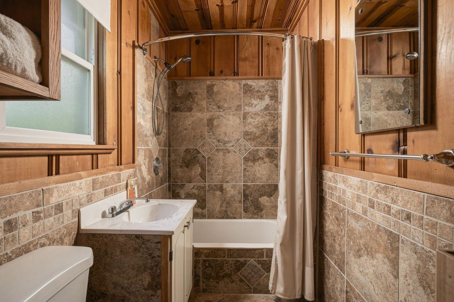 42151 Madrone Ln, Shaver Lake, CA 93664