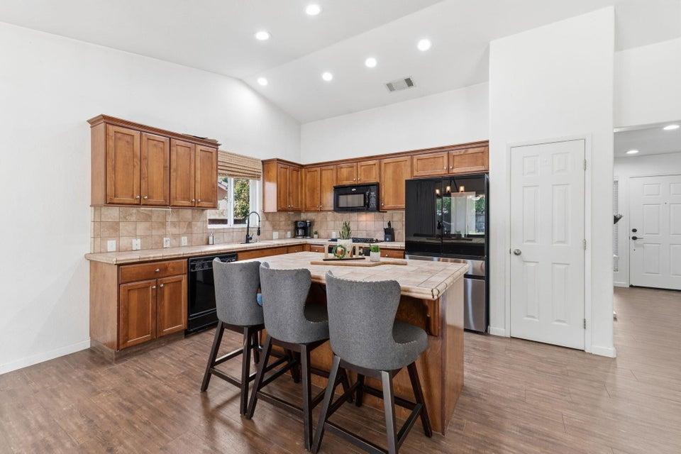 929 W Elkhorn Ct, Visalia, CA 93277