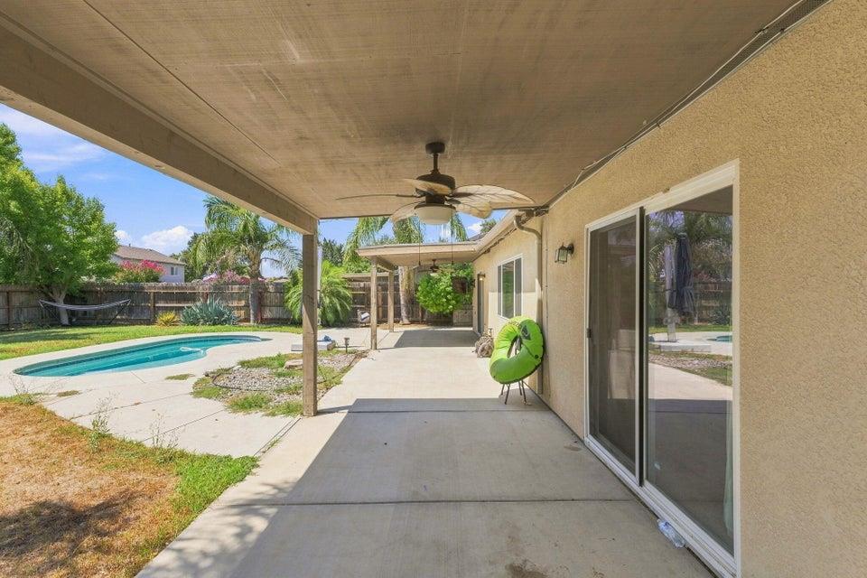 929 W Elkhorn Ct, Visalia, CA 93277