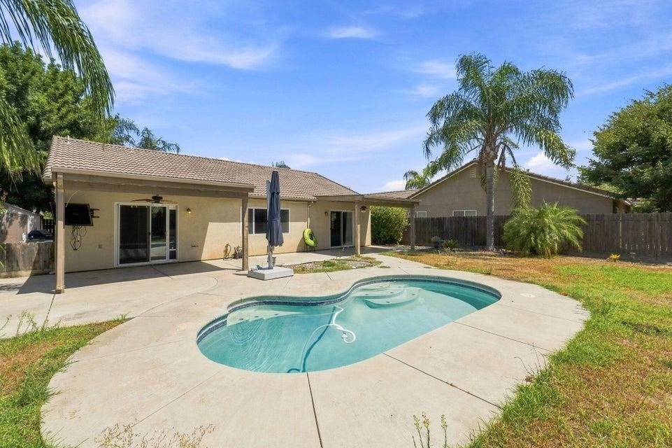929 W Elkhorn Ct, Visalia, CA 93277