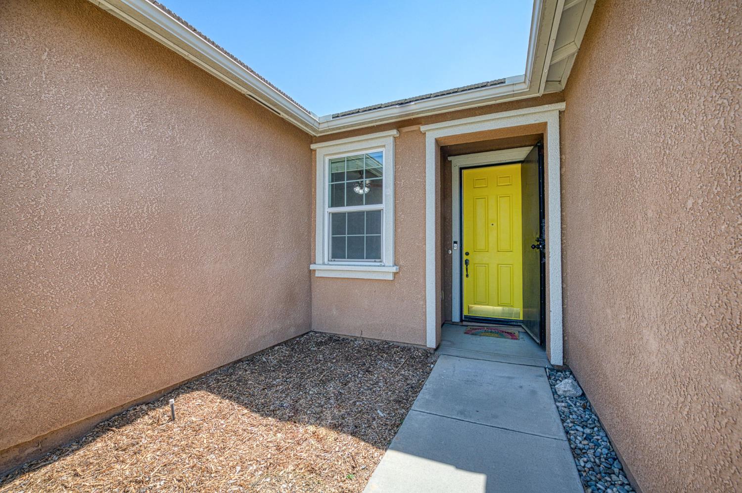 6739 E Harwood Ave, Fresno, CA 93727