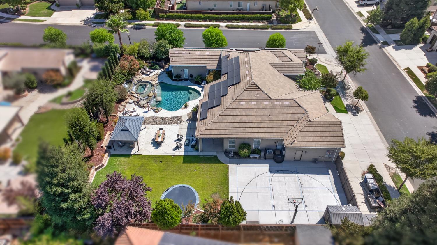 1945 N Greenfield Ave, Clovis, CA 93619