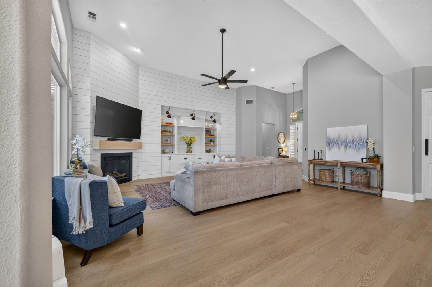 1945 N Greenfield Ave, Clovis, CA 93619
