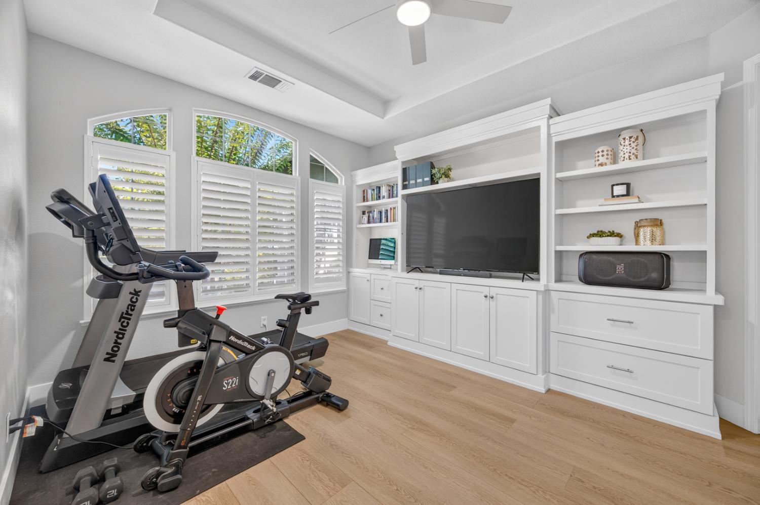 1945 N Greenfield Ave, Clovis, CA 93619