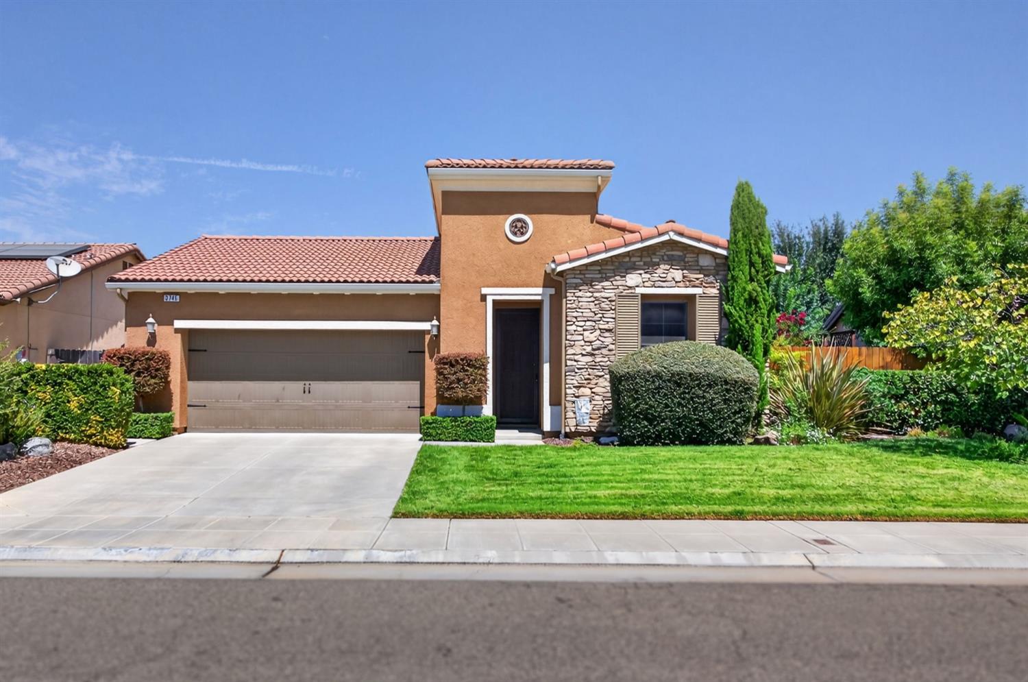 3745 Robinwood Ave, Clovis, CA 93619