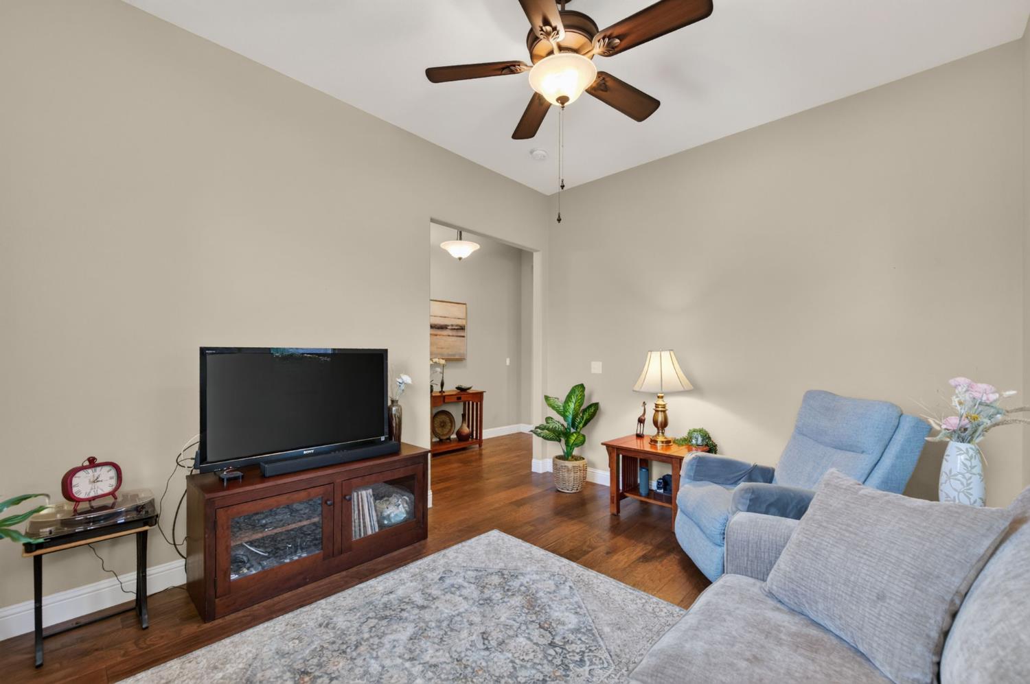 3745 Robinwood Ave, Clovis, CA 93619