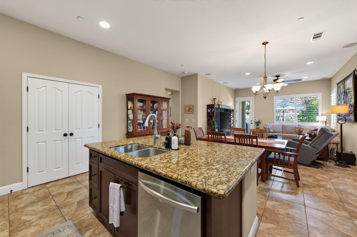 3745 Robinwood Ave, Clovis, CA 93619