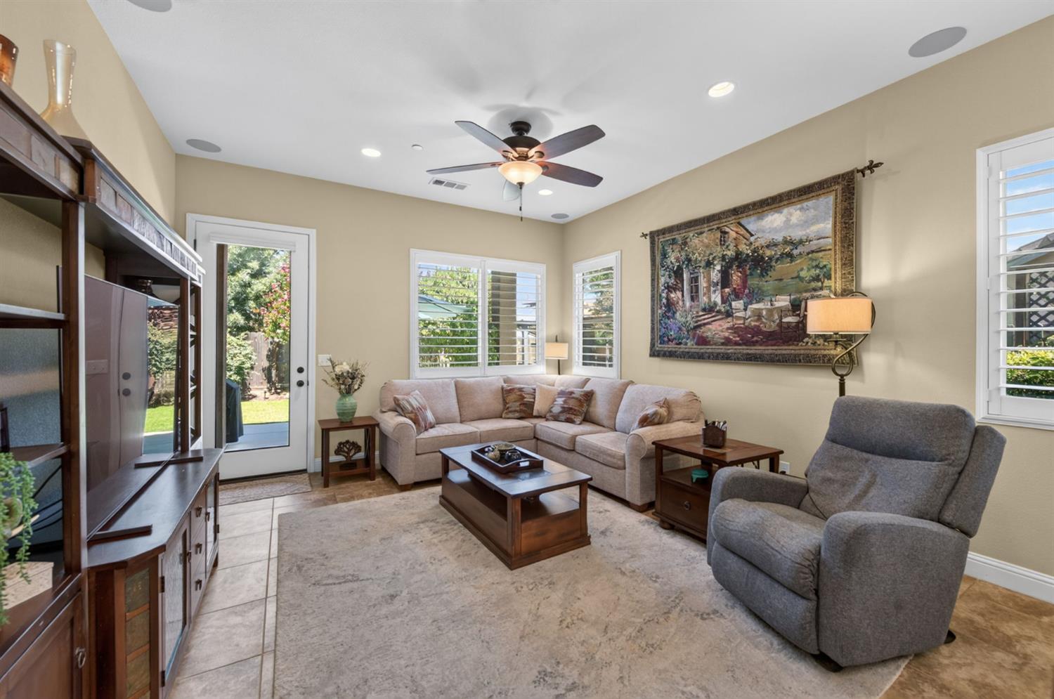 3745 Robinwood Ave, Clovis, CA 93619