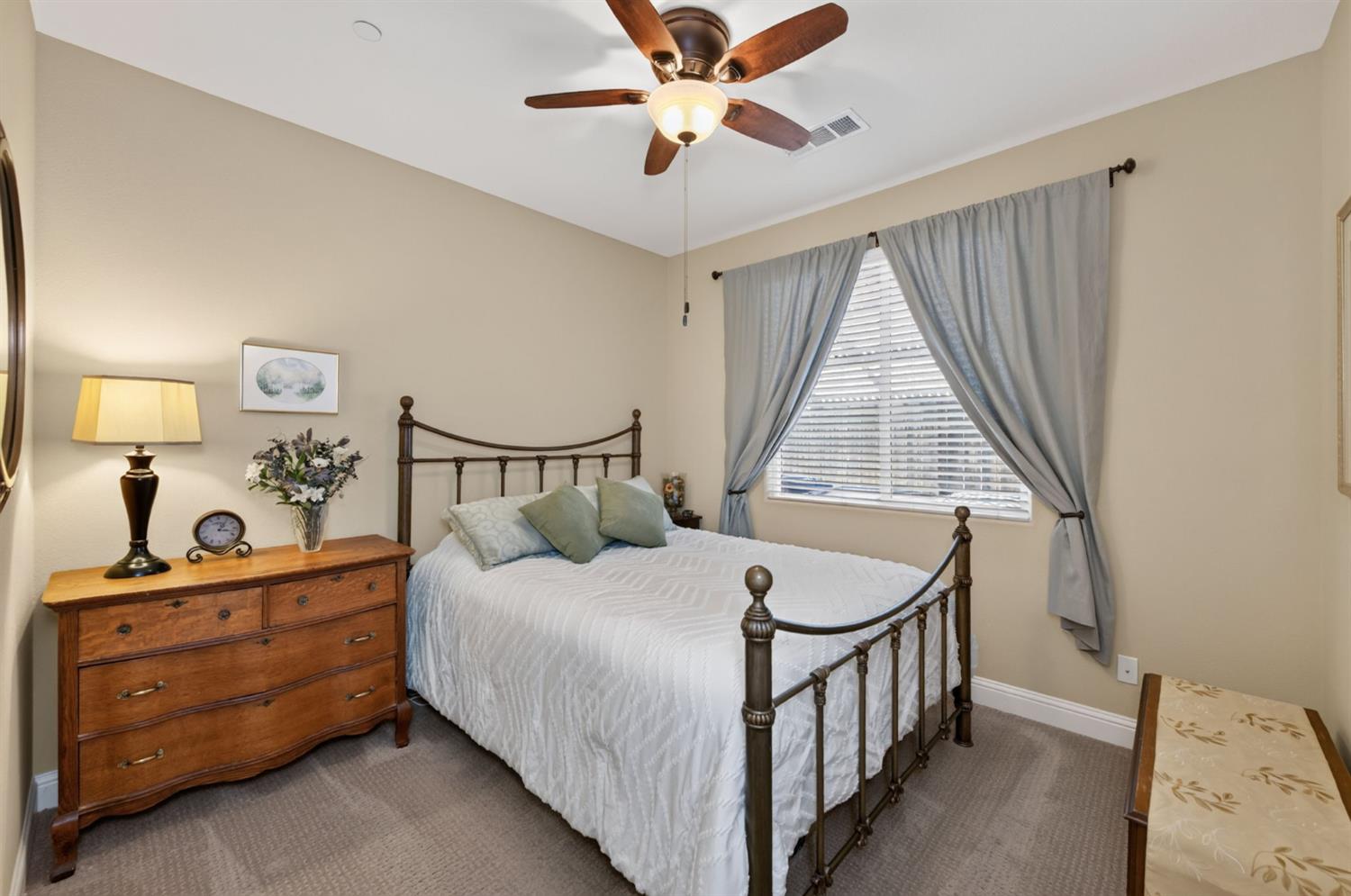 3745 Robinwood Ave, Clovis, CA 93619