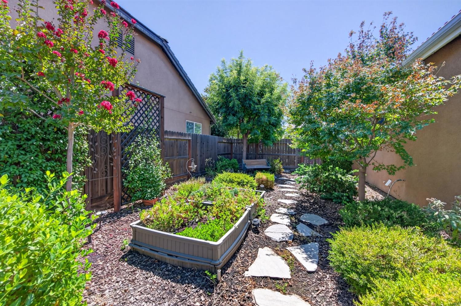 3745 Robinwood Ave, Clovis, CA 93619