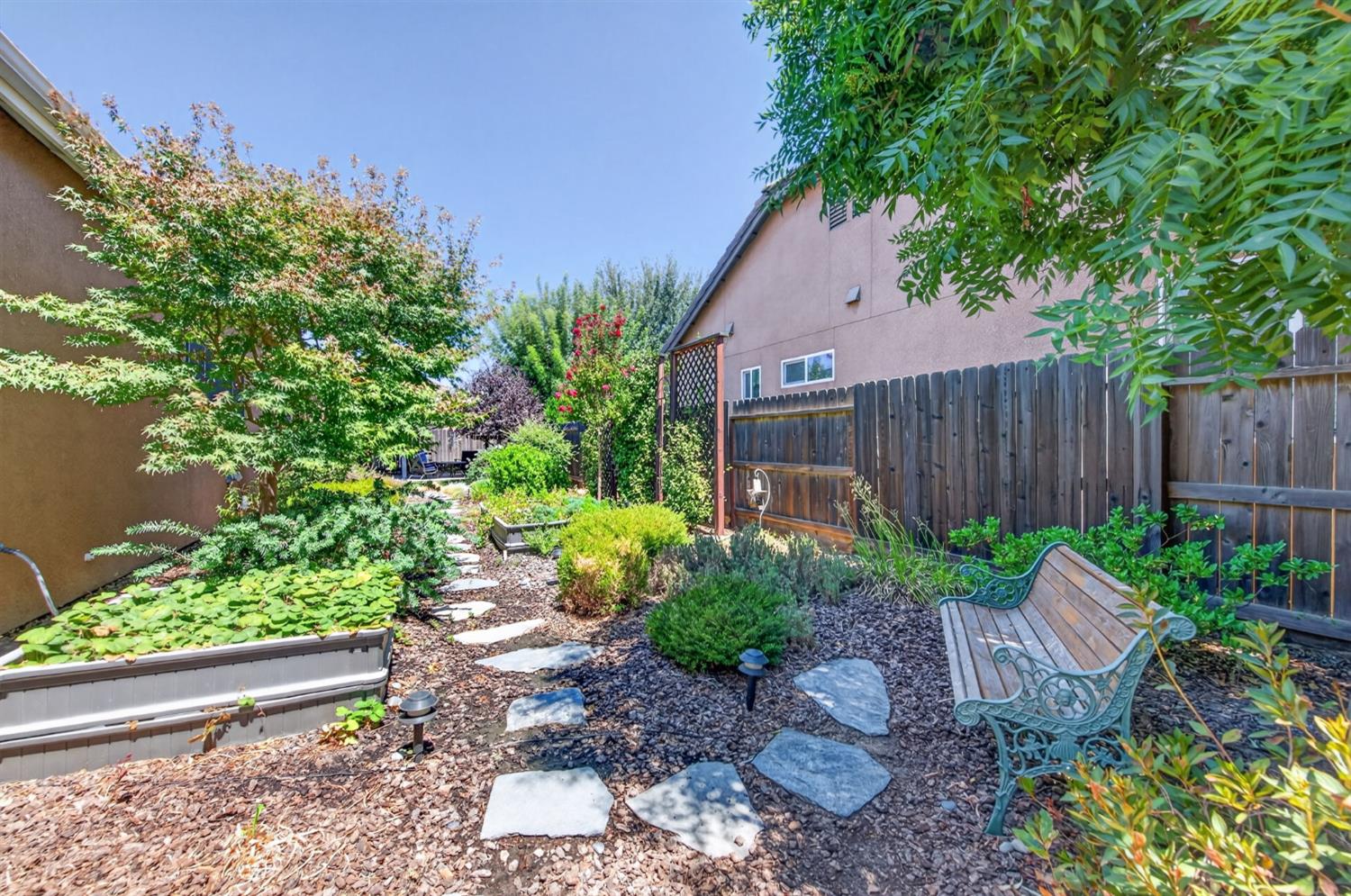 3745 Robinwood Ave, Clovis, CA 93619