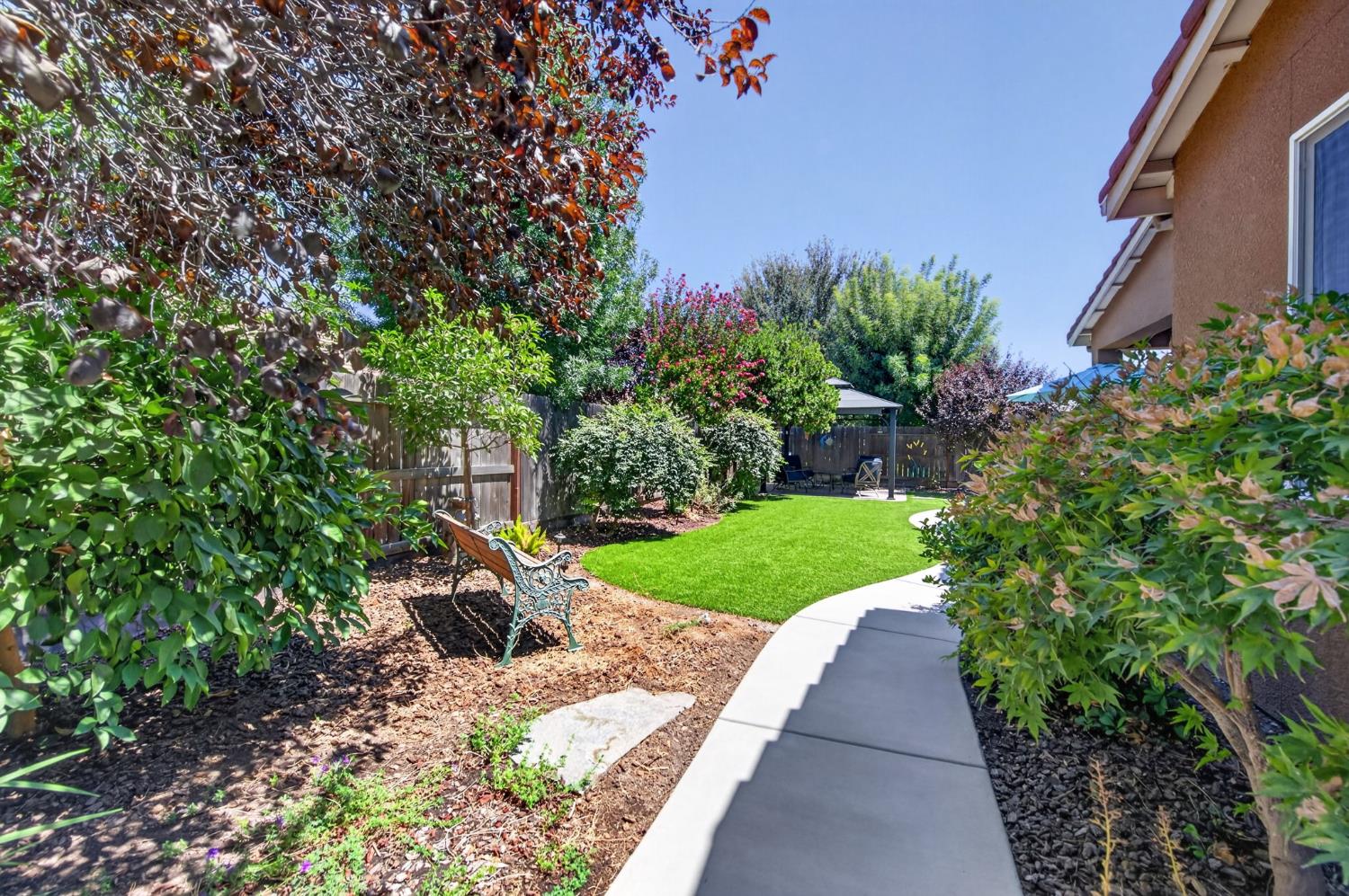 3745 Robinwood Ave, Clovis, CA 93619