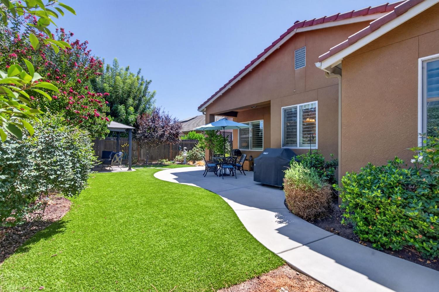 3745 Robinwood Ave, Clovis, CA 93619