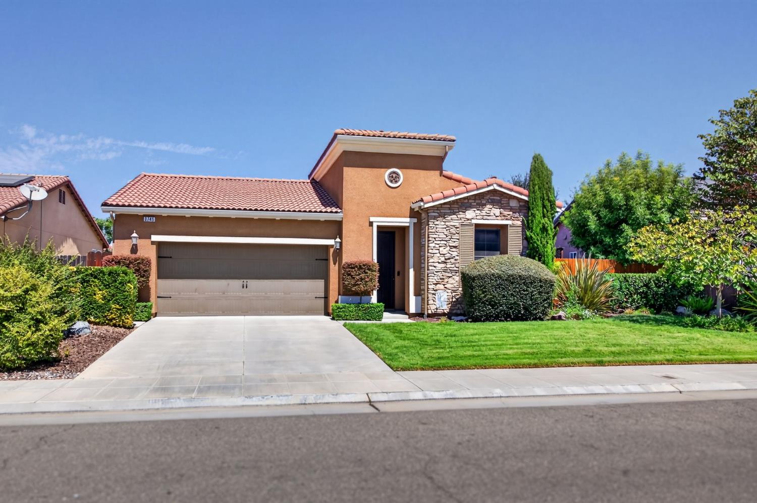 3745 Robinwood Ave, Clovis, CA 93619