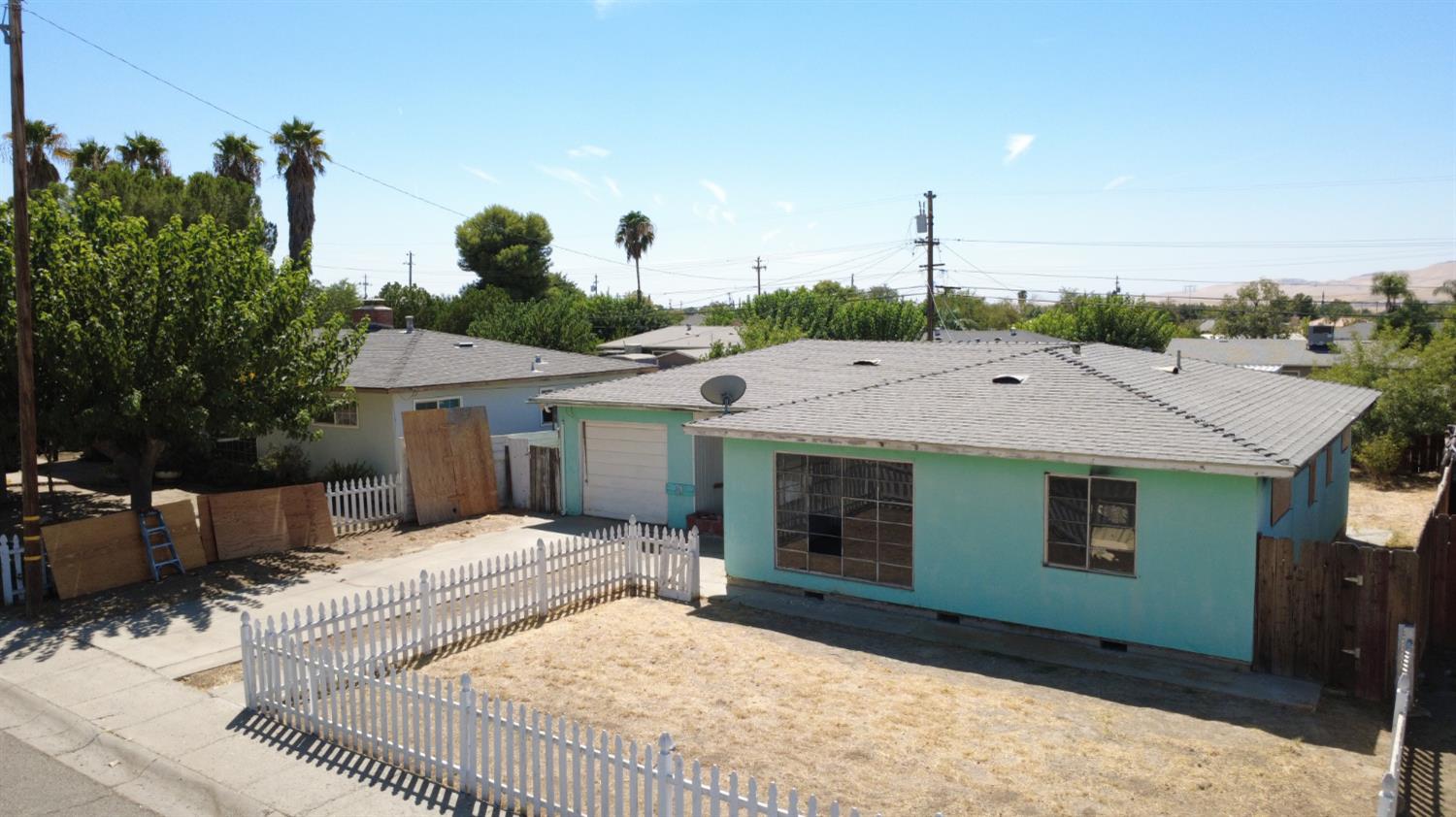 740 E Monterey St, Avenal, CA 93204