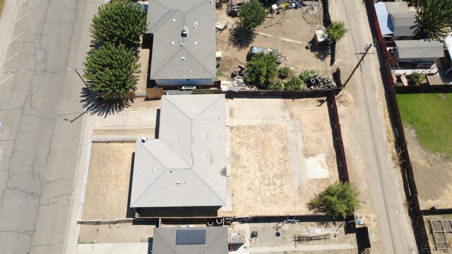 740 E Monterey St, Avenal, CA 93204