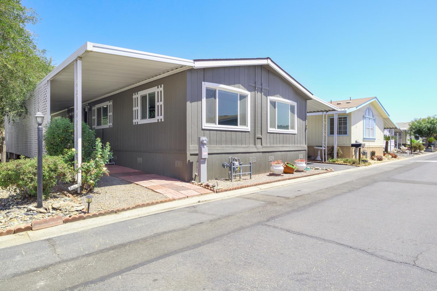 860 E Grangeville Blvd #44, Hanford, CA 93230