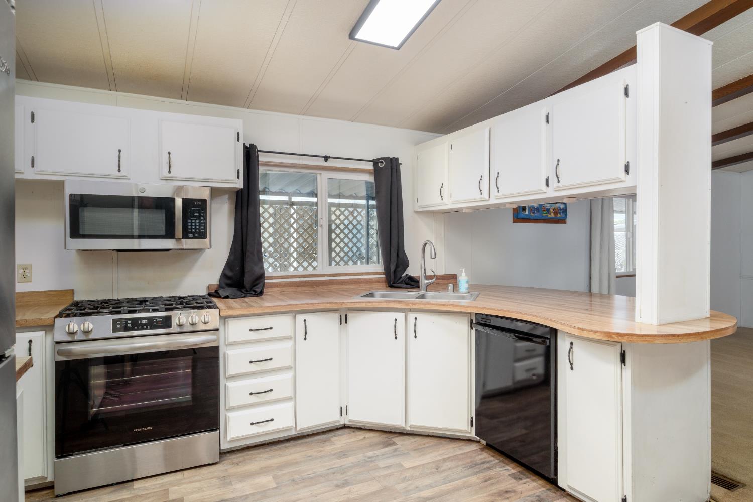 860 E Grangeville Blvd #44, Hanford, CA 93230