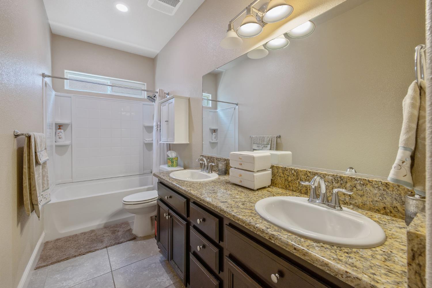 3938 W Vine, Visalia, CA 93291