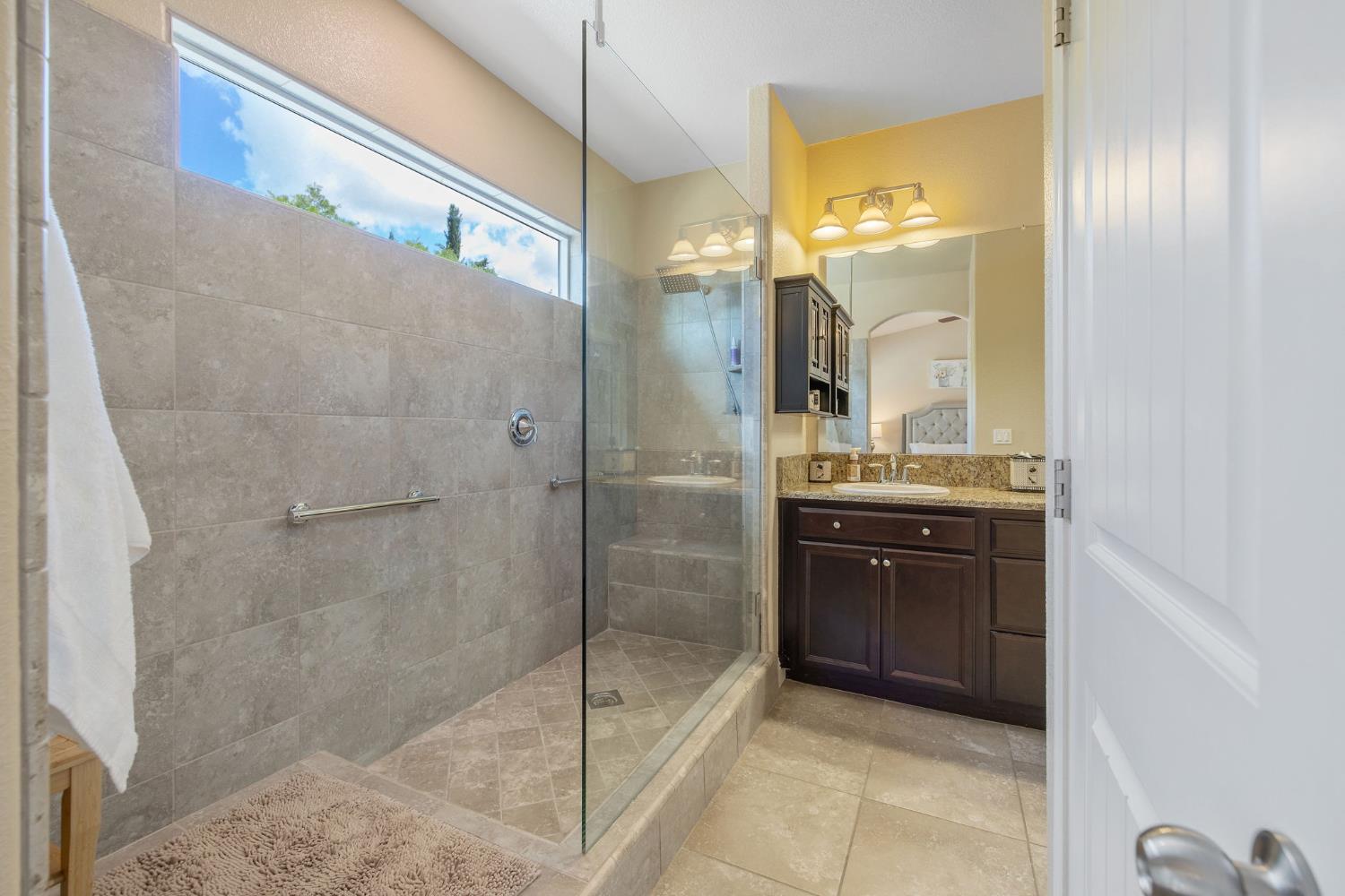 3938 W Vine, Visalia, CA 93291