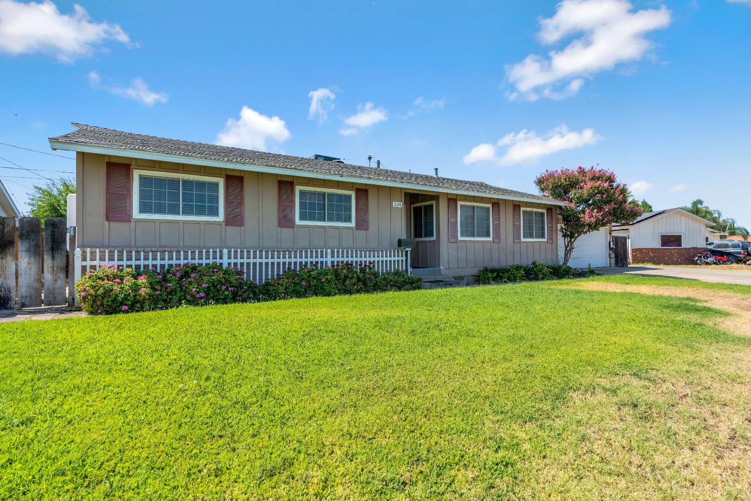 524 Rall Ave, Clovis, CA 93612