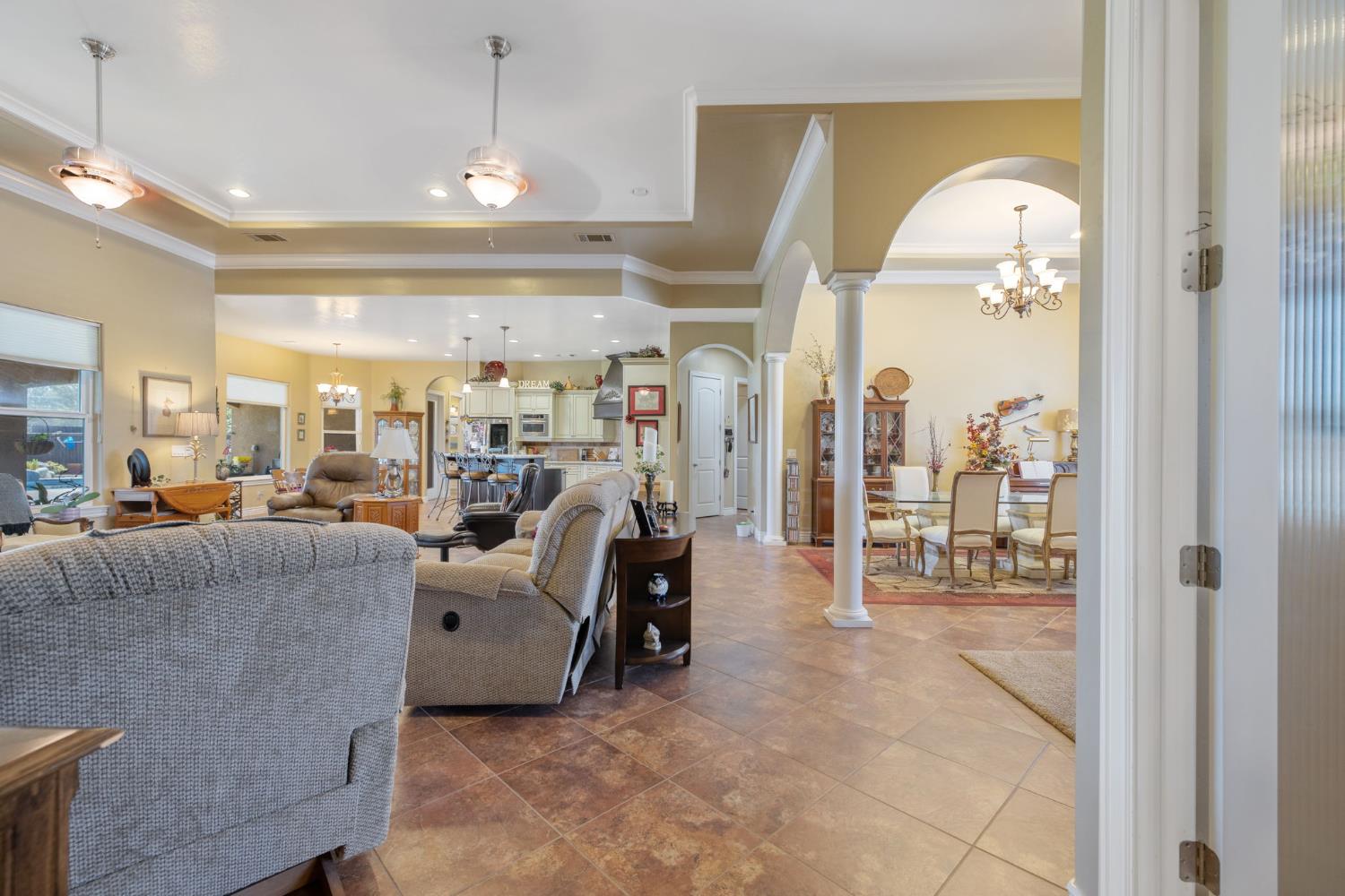 2579 Meadow View Rd, Hanford, CA 93230