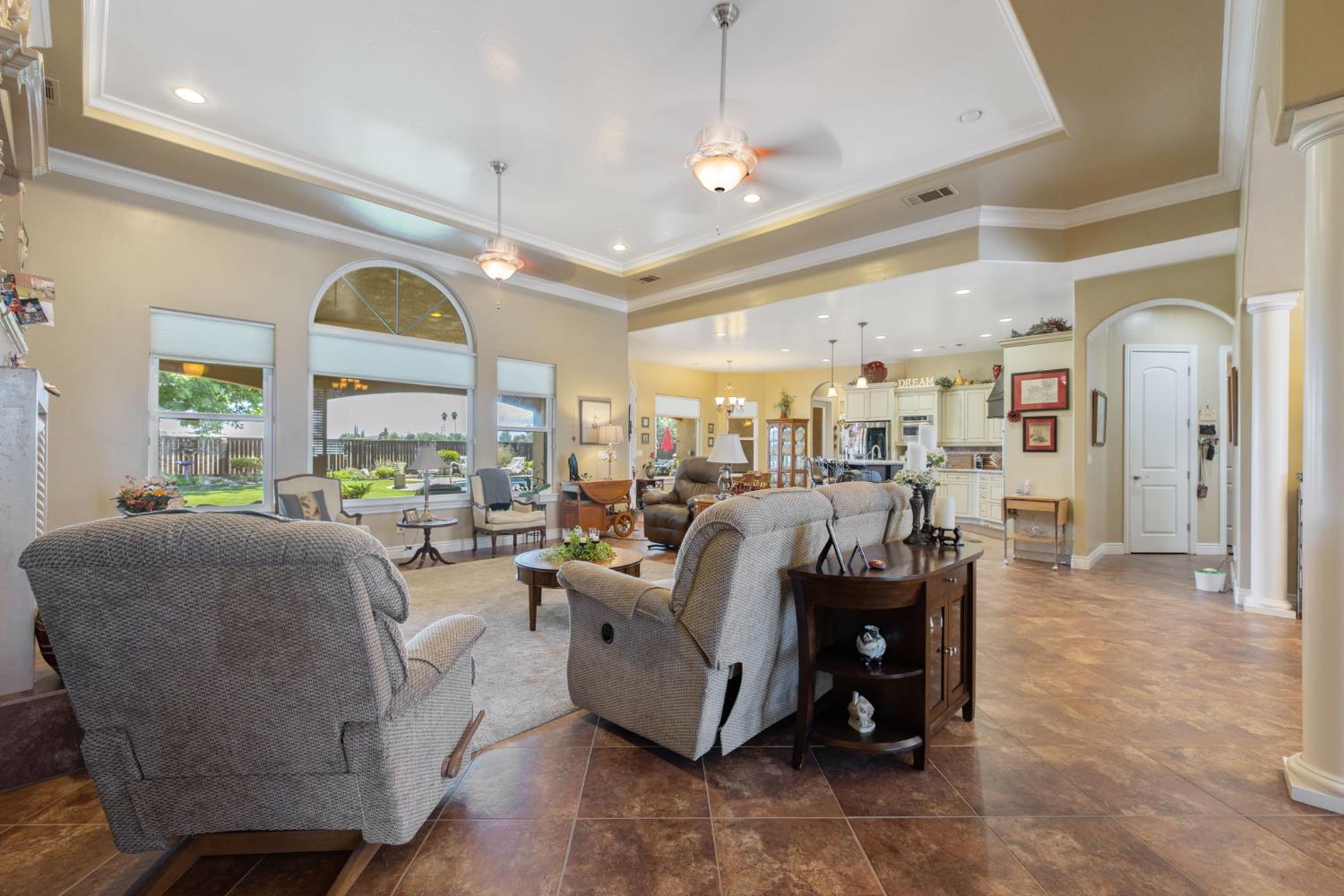 2579 Meadow View Rd, Hanford, CA 93230