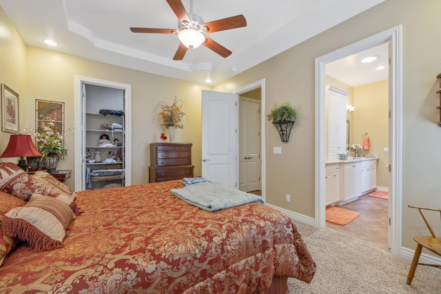 2579 Meadow View Rd, Hanford, CA 93230