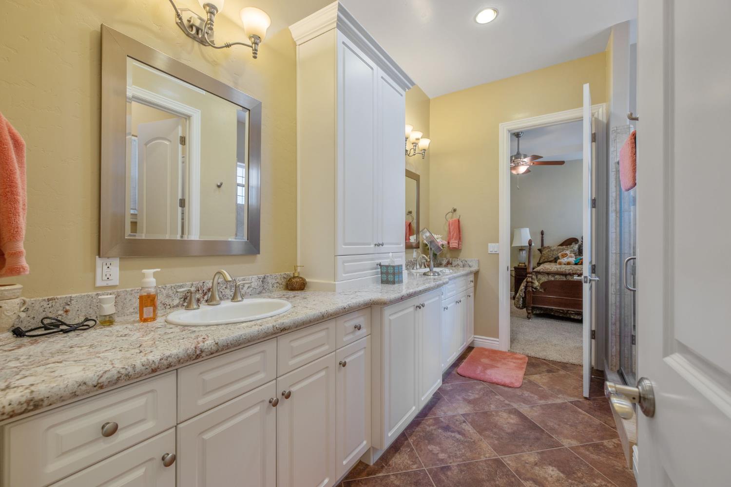 2579 Meadow View Rd, Hanford, CA 93230