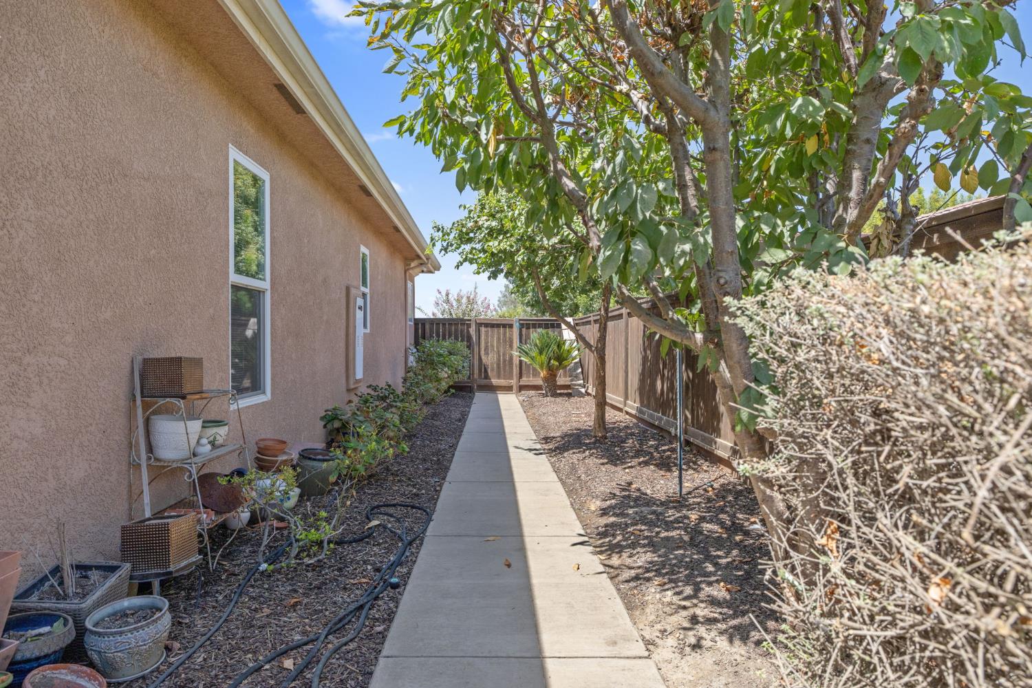 2579 Meadow View Rd, Hanford, CA 93230