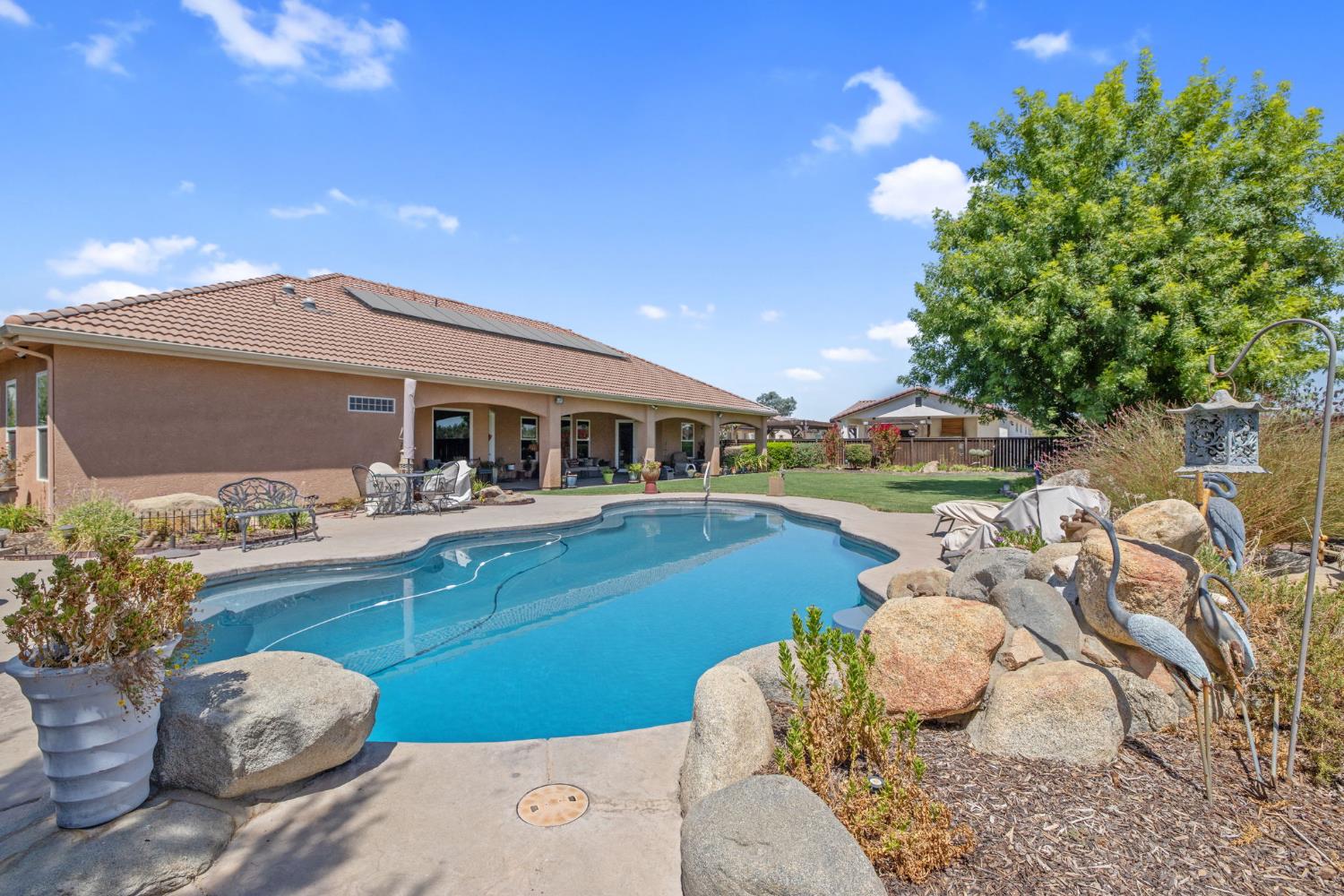 2579 Meadow View Rd, Hanford, CA 93230