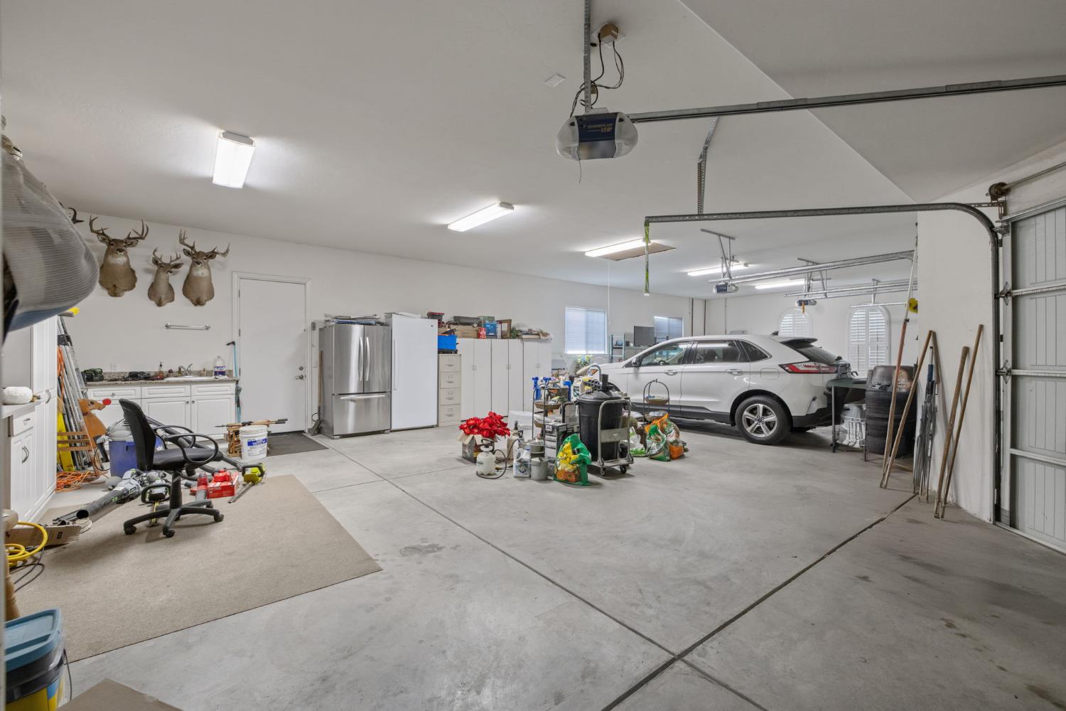 2579 Meadow View Rd, Hanford, CA 93230