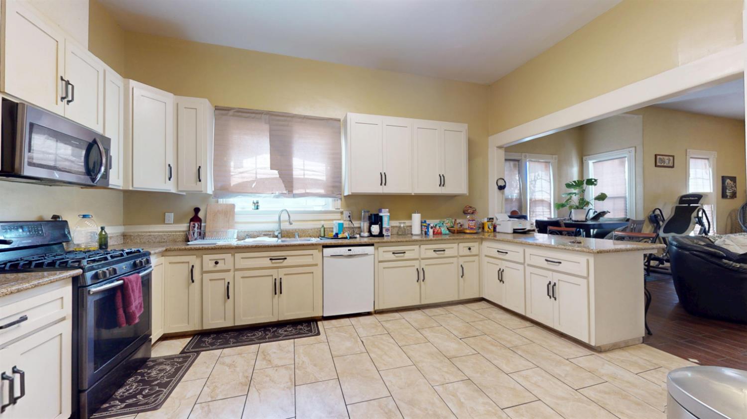 125 S I St, Madera, CA 93637