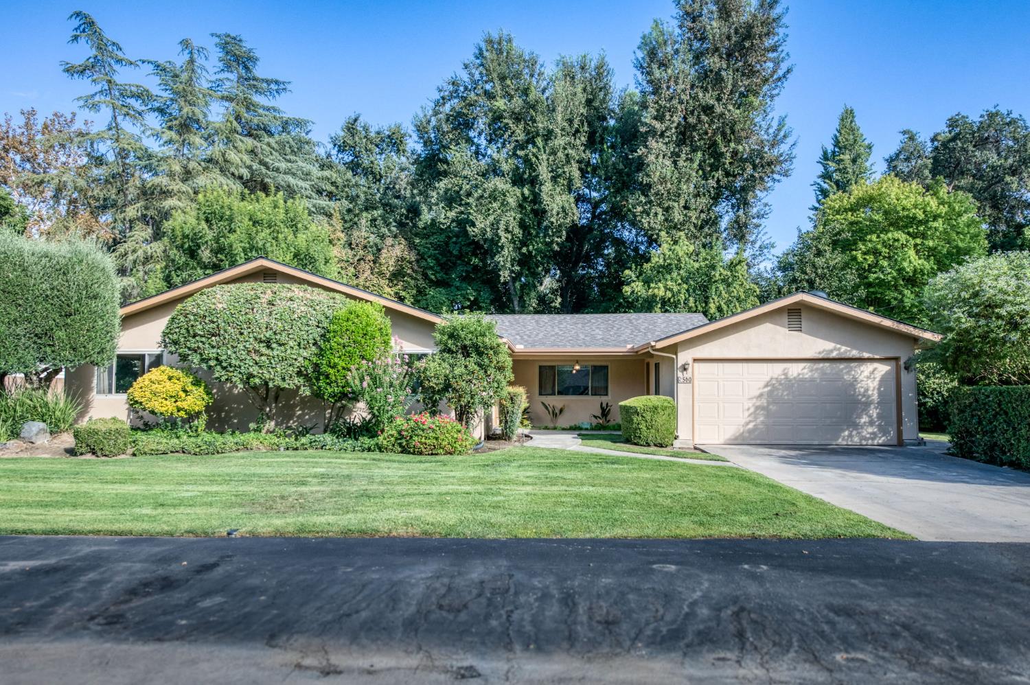 560 Trout Lake Dr, Sanger, CA 93657