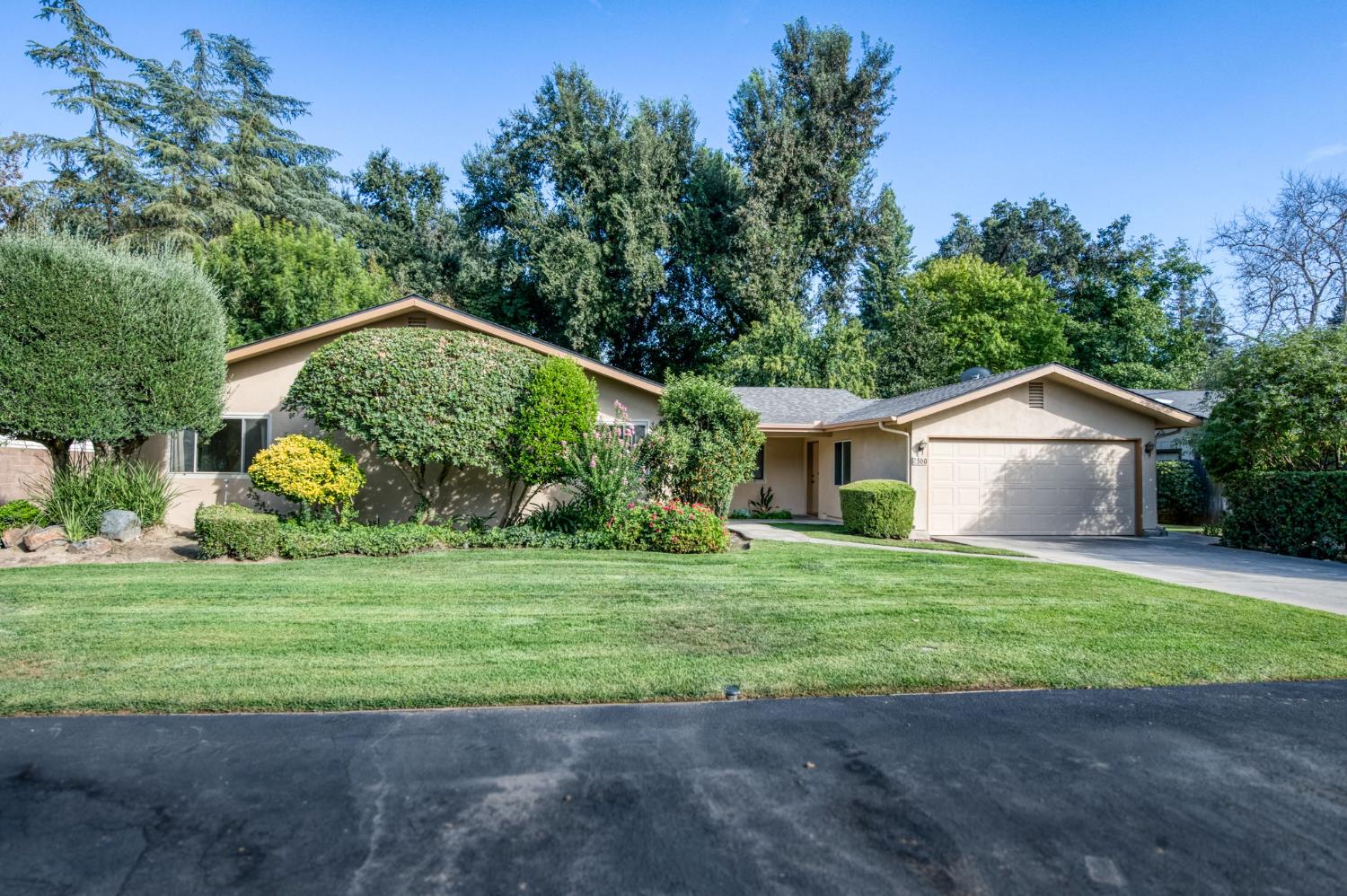 560 Trout Lake Dr, Sanger, CA 93657