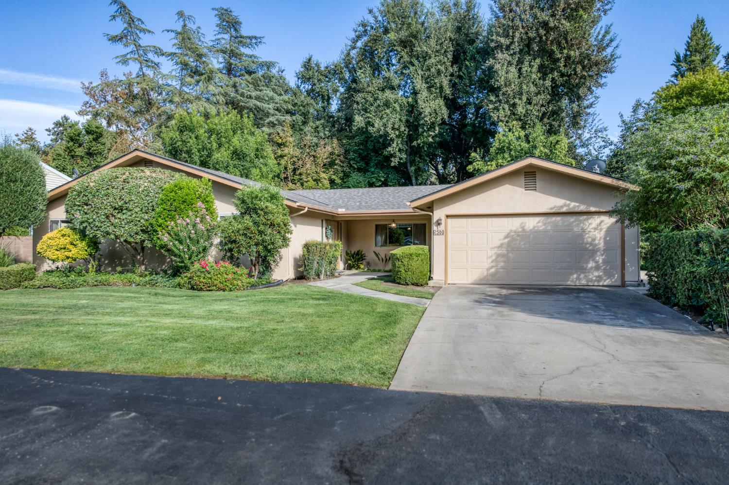 560 Trout Lake Dr, Sanger, CA 93657