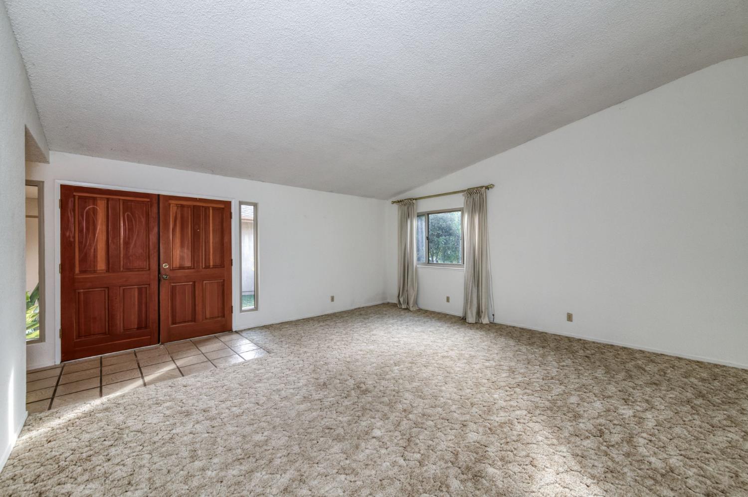 560 Trout Lake Dr, Sanger, CA 93657