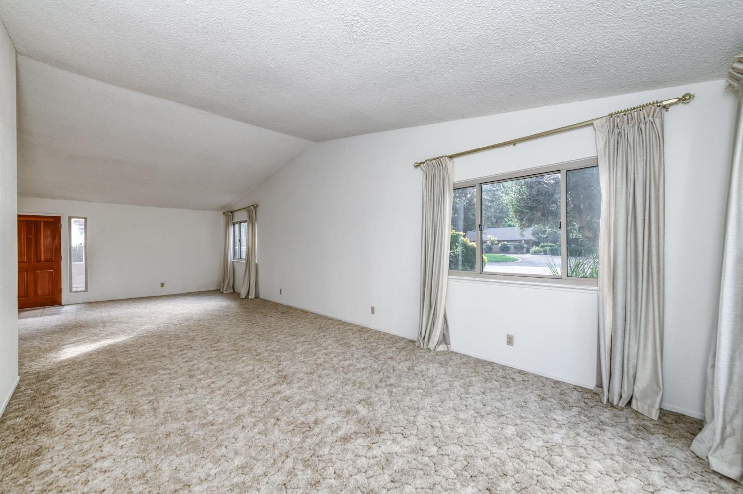 560 Trout Lake Dr, Sanger, CA 93657