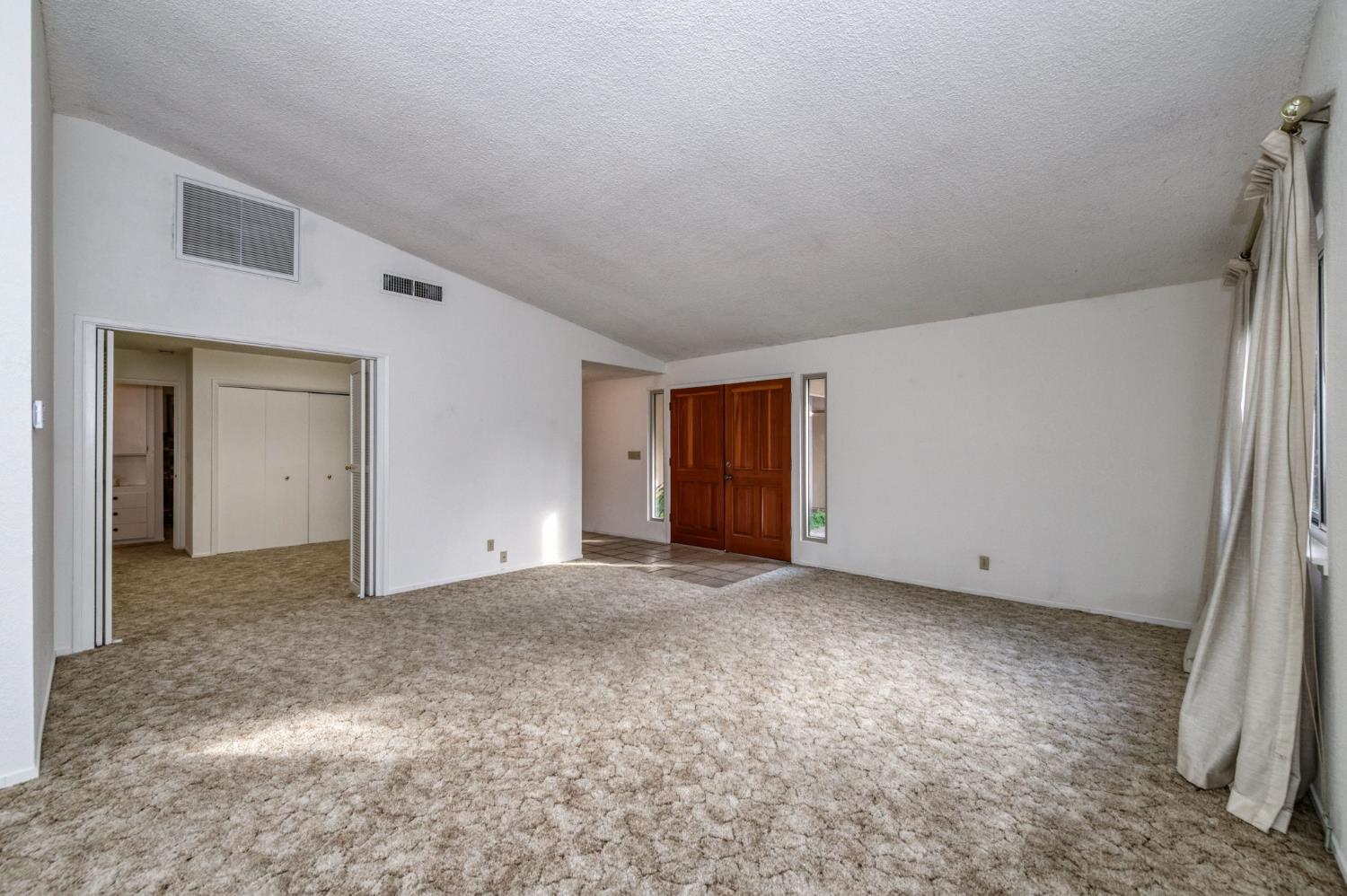 560 Trout Lake Dr, Sanger, CA 93657