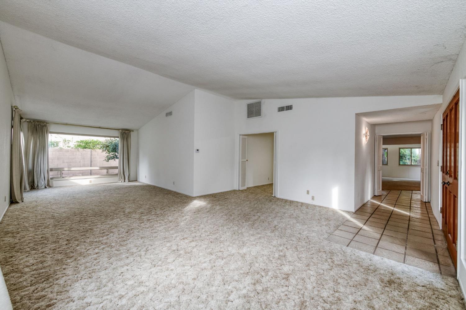 560 Trout Lake Dr, Sanger, CA 93657