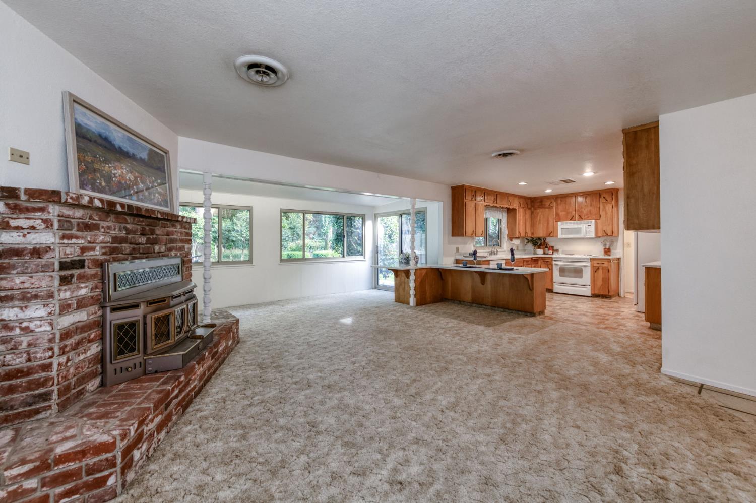 560 Trout Lake Dr, Sanger, CA 93657