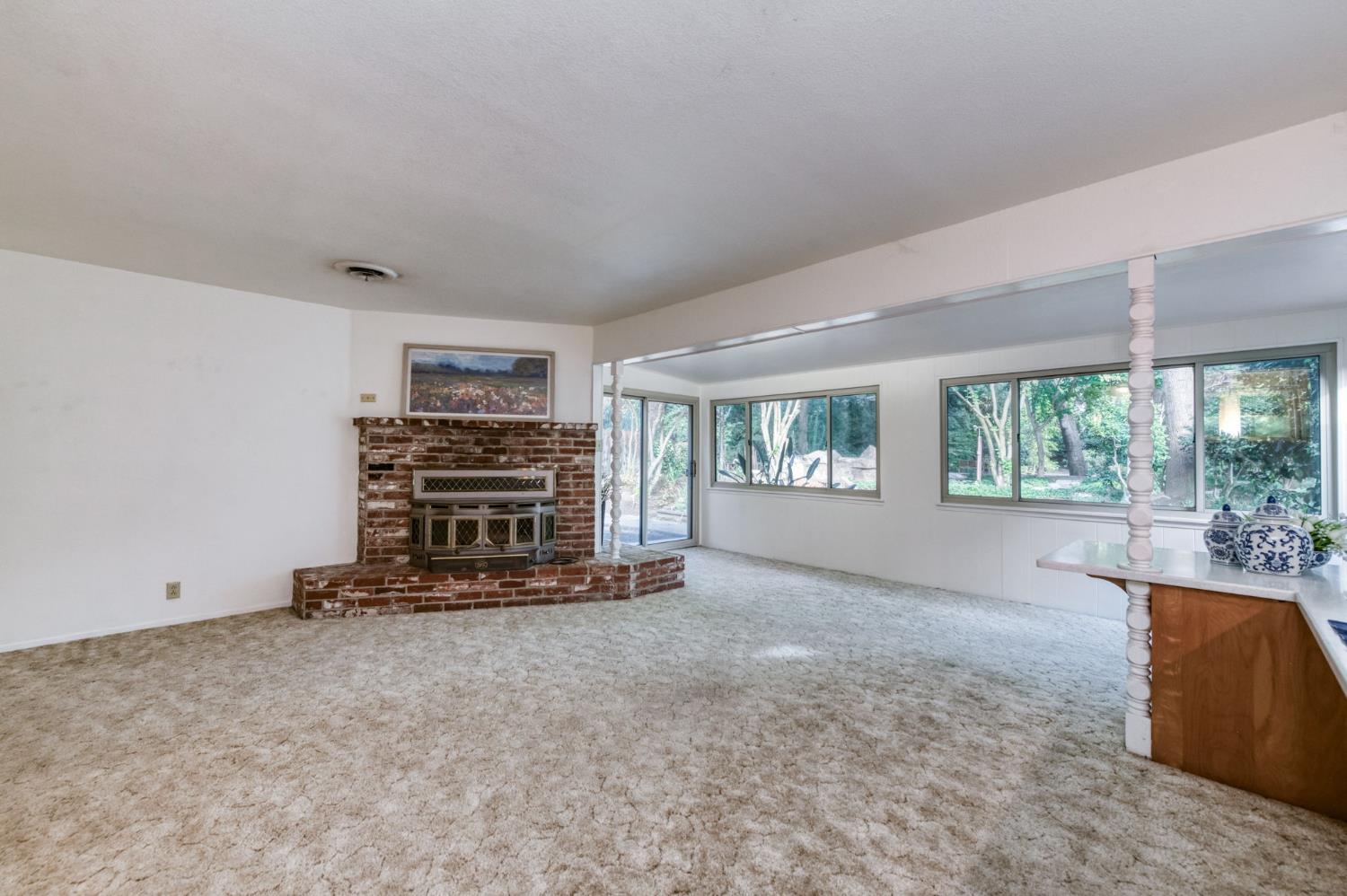 560 Trout Lake Dr, Sanger, CA 93657