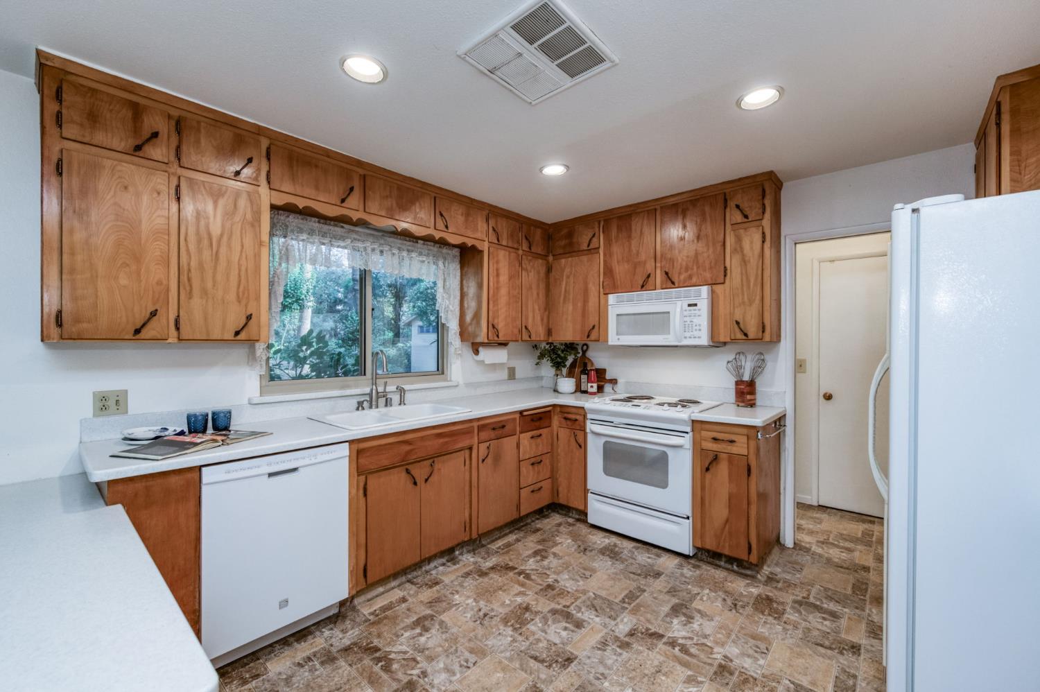 560 Trout Lake Dr, Sanger, CA 93657