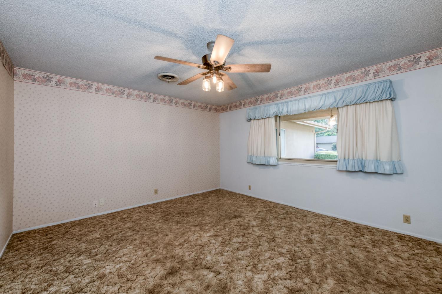 560 Trout Lake Dr, Sanger, CA 93657