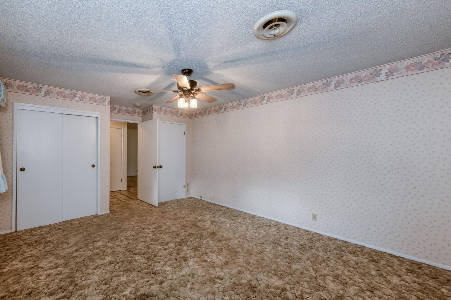 560 Trout Lake Dr, Sanger, CA 93657