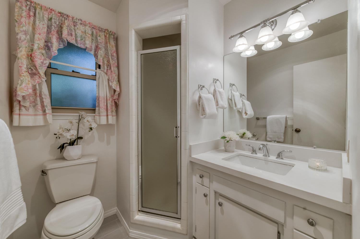 560 Trout Lake Dr, Sanger, CA 93657